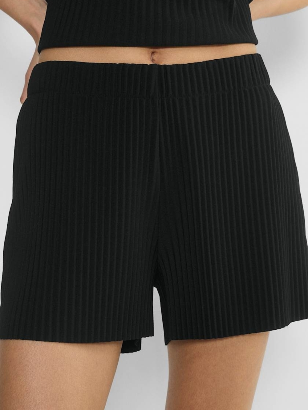 Aritzia Iris Shorts NWT